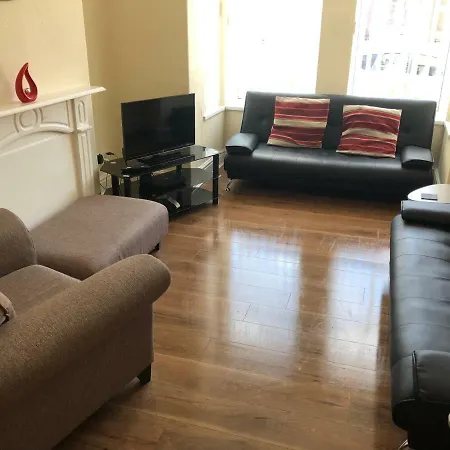Gorton Holiday Home-3